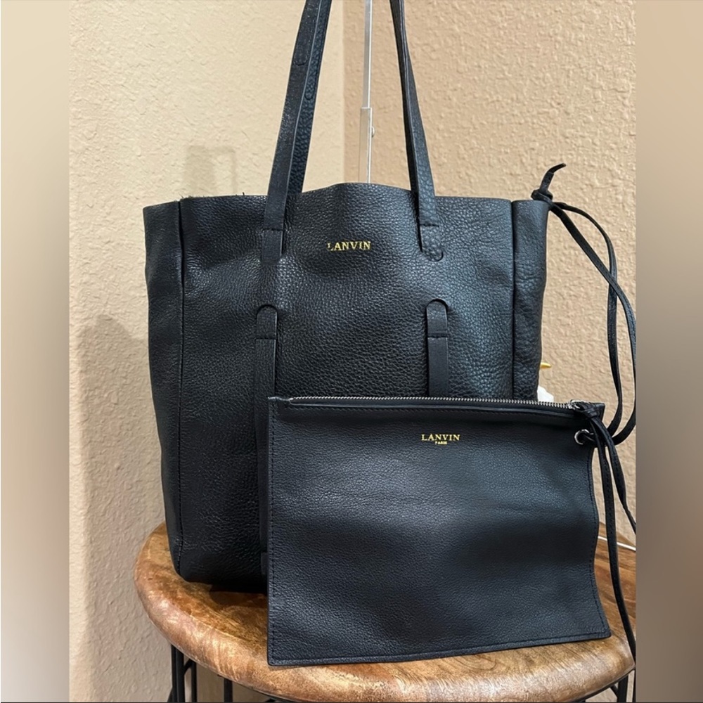 Leather Lavin purse and pocket. Size: 10x10.